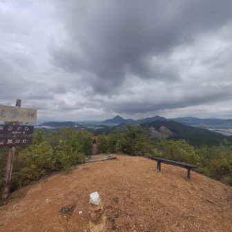 山頂ナイス眺望
日が出てなくてちょうどよかった
近江富士の頭がきれい