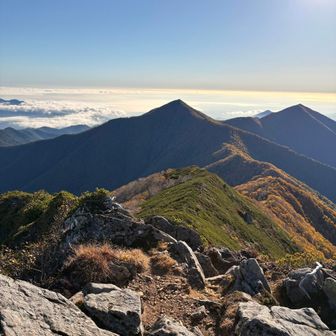 伏見岳に向かってゆっくり下山します
