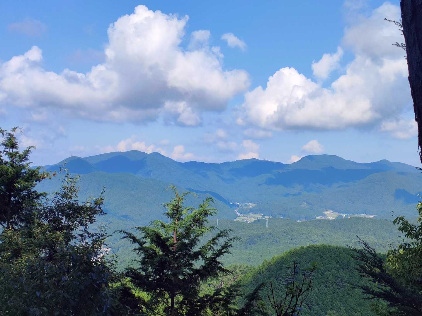 左から、古町高山～碁盤石山(双耳峰)～井山～天狗棚～1200高地。この見え方は好きだ。
