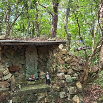 道からすぐの岩倉山