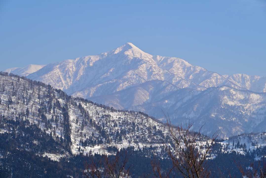凛々しい鍬崎山