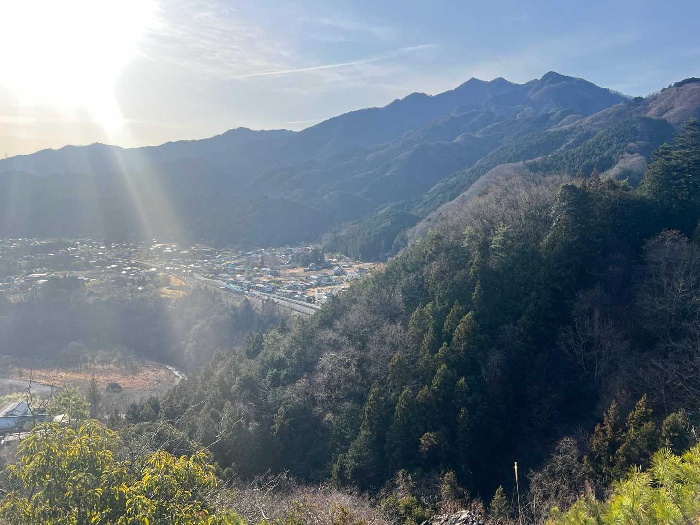 三峰口駅を見下ろすビュースポット✨

本日のテーマは走らず一定のペースで歩く練習