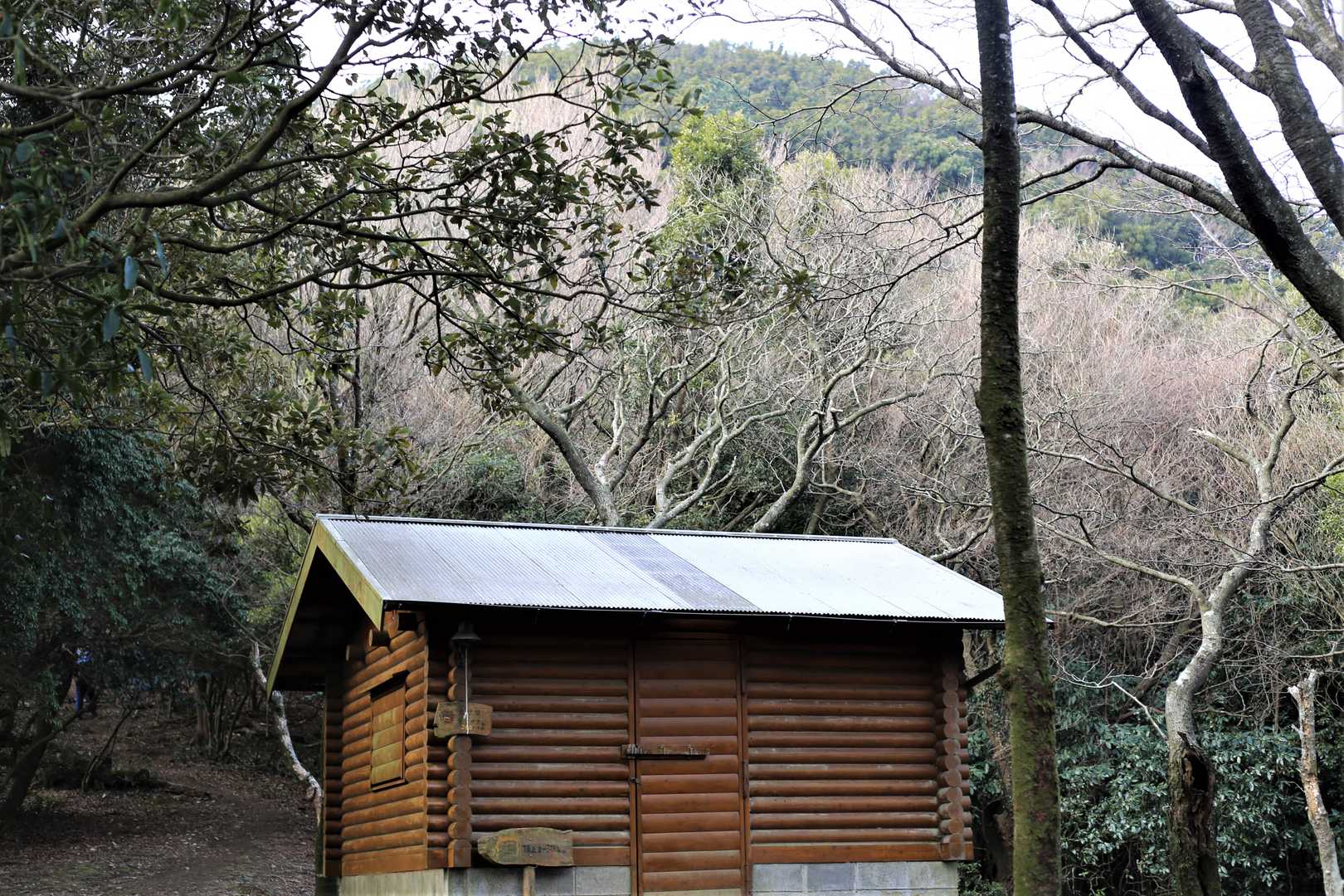 山頂をバックに
鬼小屋