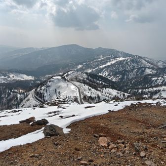 下山スタート。遠くにさっきの除雪車が見える。だいぶ進んでました。👷