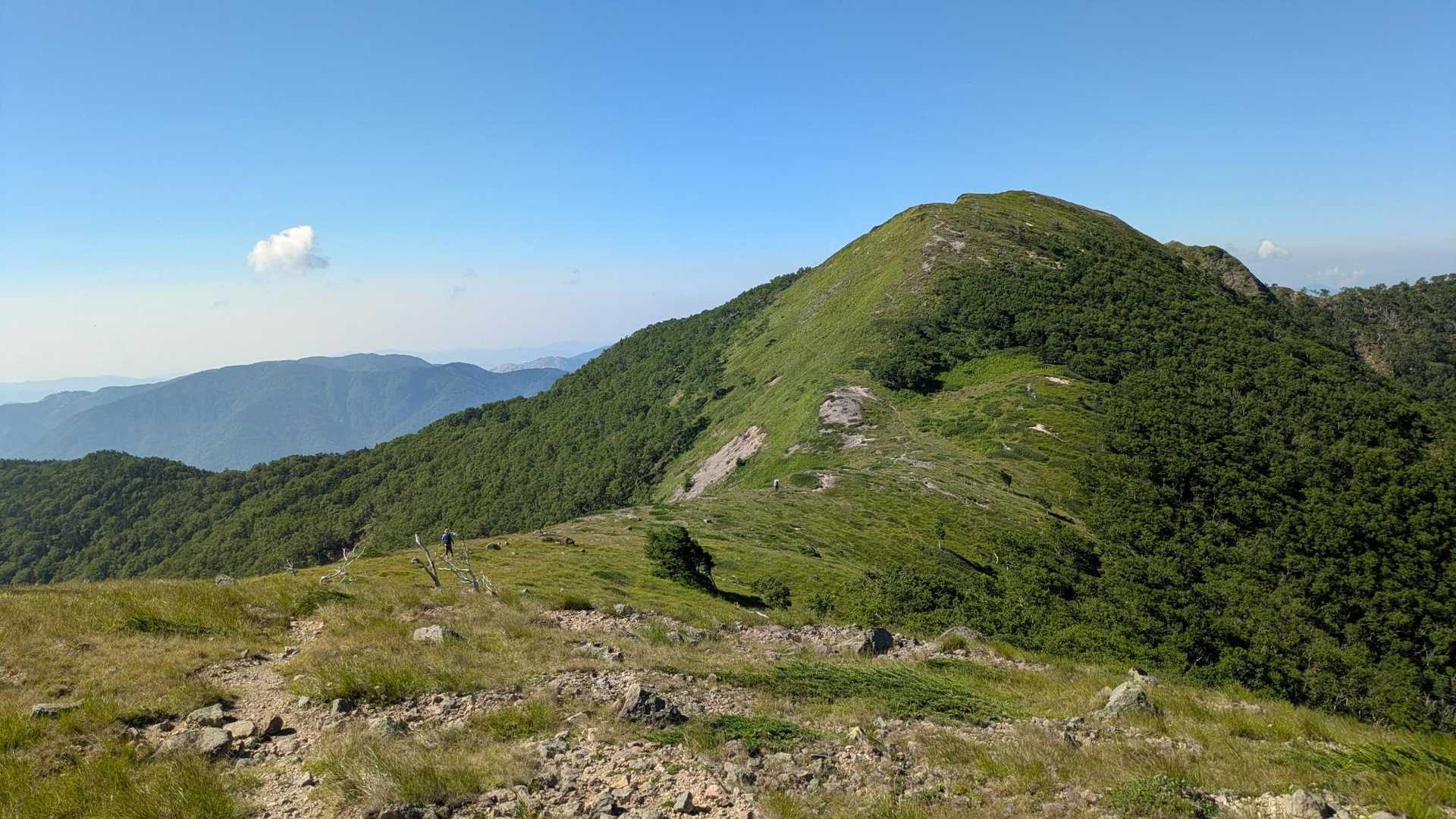 さあ…あの頂上目指して…気持良い稜線歩き!!