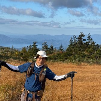 田沢湖をバックに