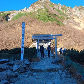 神社でお参りして登山スタート