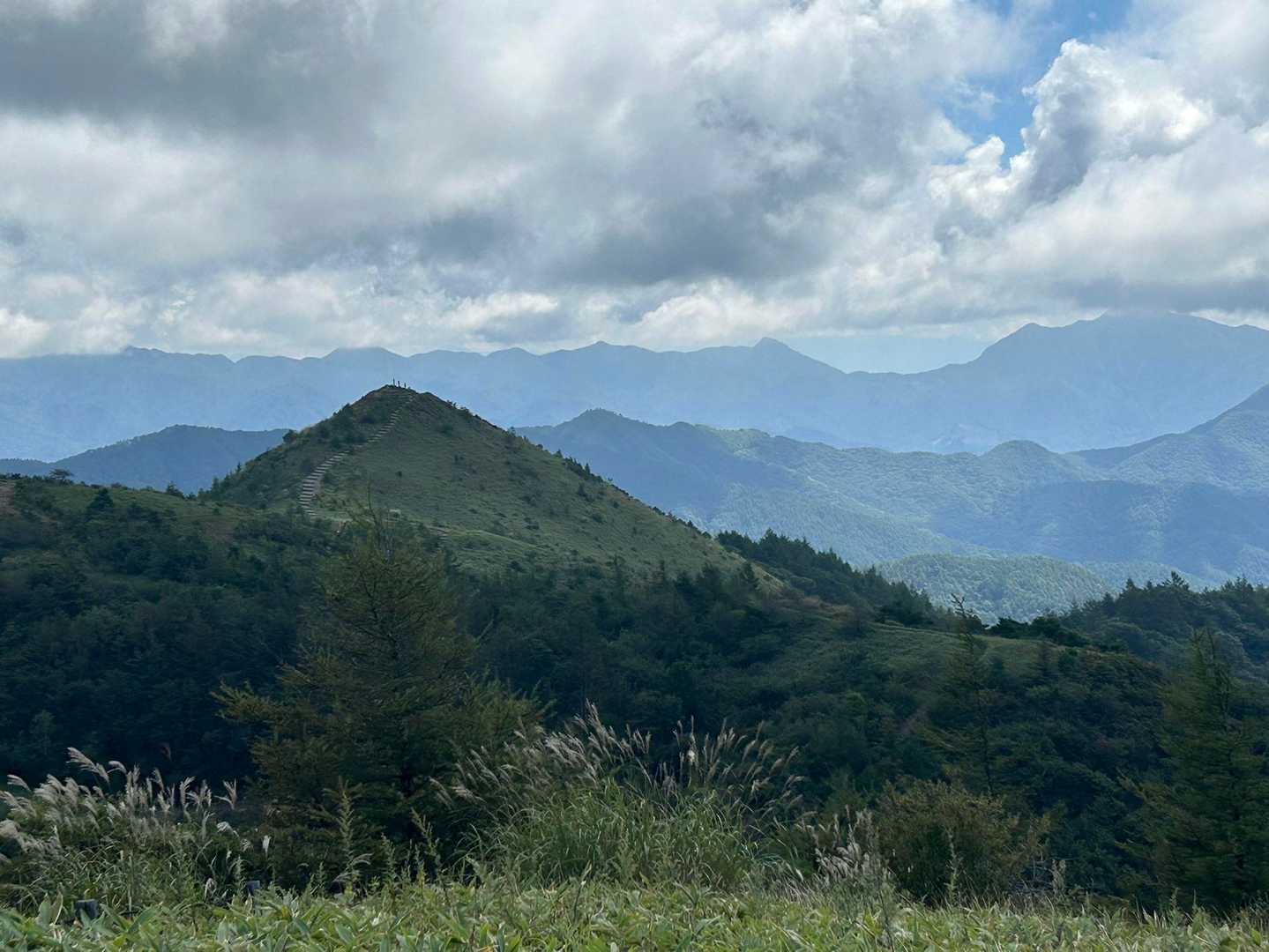 平沢山山頂からの眺望　これから登る飯盛山