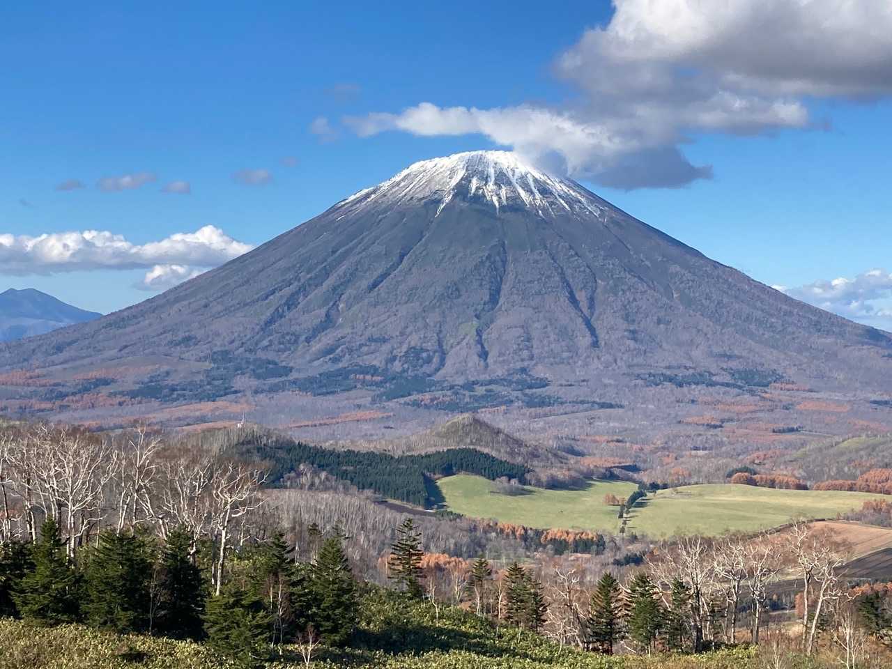 橇負山山頂から望む羊蹄山。