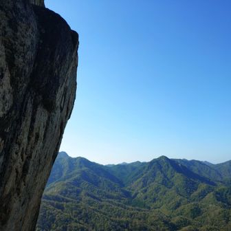 左の岩が天狗岩👺ですが、こちらは狭かった
