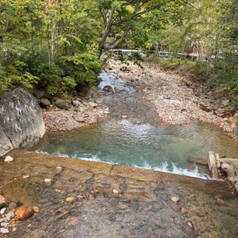 温泉の混ざる川、、