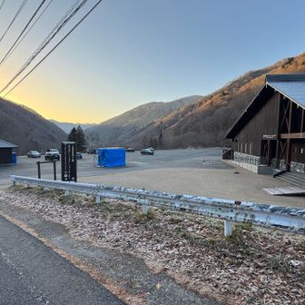 前日夜に安曇野を出発し、下道3時間半で到着したこのインフォメーションセンターで車中泊しました。ロープウェイが休業中のためか、いい天気の日曜日なのに思ったほどクルマはありませんね🧐
左に見えるトイレ棟は男性用は冬季閉鎖されていましたが女性用はわかりません😅（西黒尾根手前の指導センターにもトイレはあります）
夜は中々冷え込んだので、そろそろ車中泊にも電気毛布を投入しないといけません🥶（ポータブル電源は常時N-VANに積んでいます）