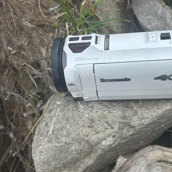 三鈷峰に向かうザレた崖の手前で発見。慎重にいき回収。Panasonicの4K
ここにおいてても気づいた人が取りにこれるか
不明なのでまだ登山口がマシかと