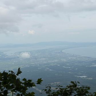 景色が綺麗に見えますが、山頂方面はガス。