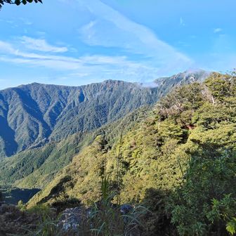 池の原に到着。
古祖母山⛰️、障子岳⛰️、祖母山⛰️