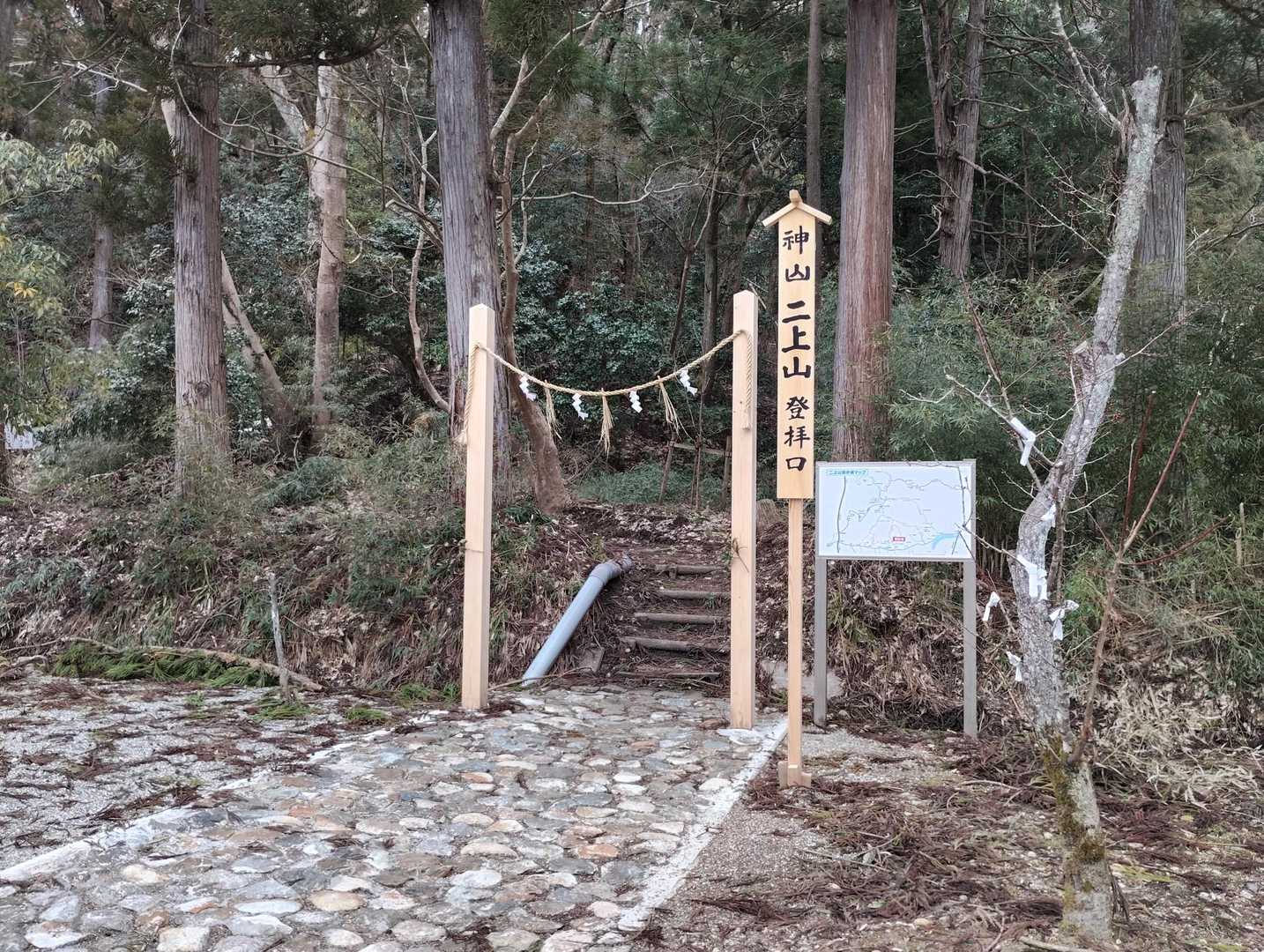 神社脇の取り付きから入ります