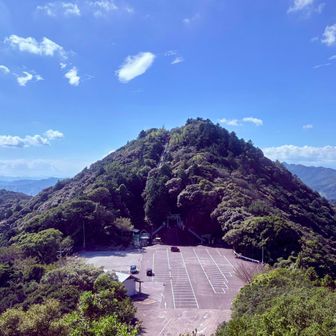 これから向かう「津乃峰山」
🅿️ガラガラ