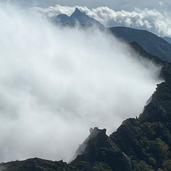 弧を描く常念山脈の向こうに、槍ヶ岳👍