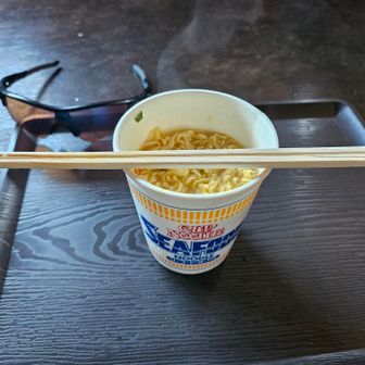 追加のカップラーメン500円。
これを食ったばかりにこのあと時間がまずいことに。