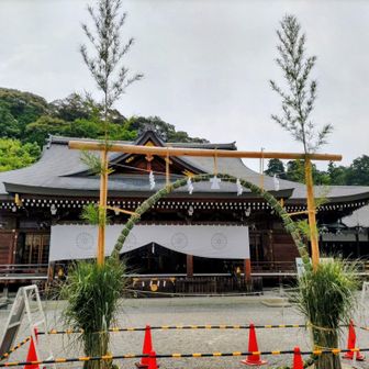 祈祷殿前
茅の輪の準備がされています。こちらのは普通の茅の輪ですね。