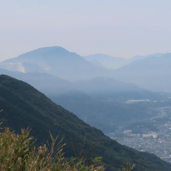 竜ヶ鼻の右側に見えるのは嘉穂アルプスの馬見山かも？