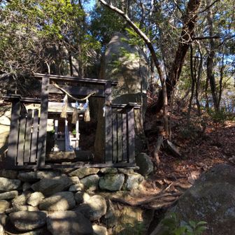 山頂432.8mに見事な巨岩があります。ご神体として祀られているのでしょう。