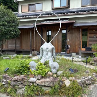普通のお家の横かと思いきや、ギャラリー？みたいな展示もしてるお家横にでました