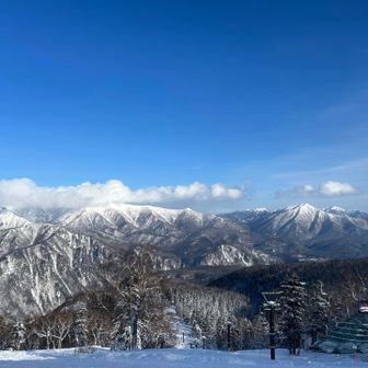 コースを何本か滑って、体が震えてきたので早々にやめます、天気いいけど気温低いです
スピーカーで爆音鳴らしながら滑ってる人いてどん引き。日本人ではない。