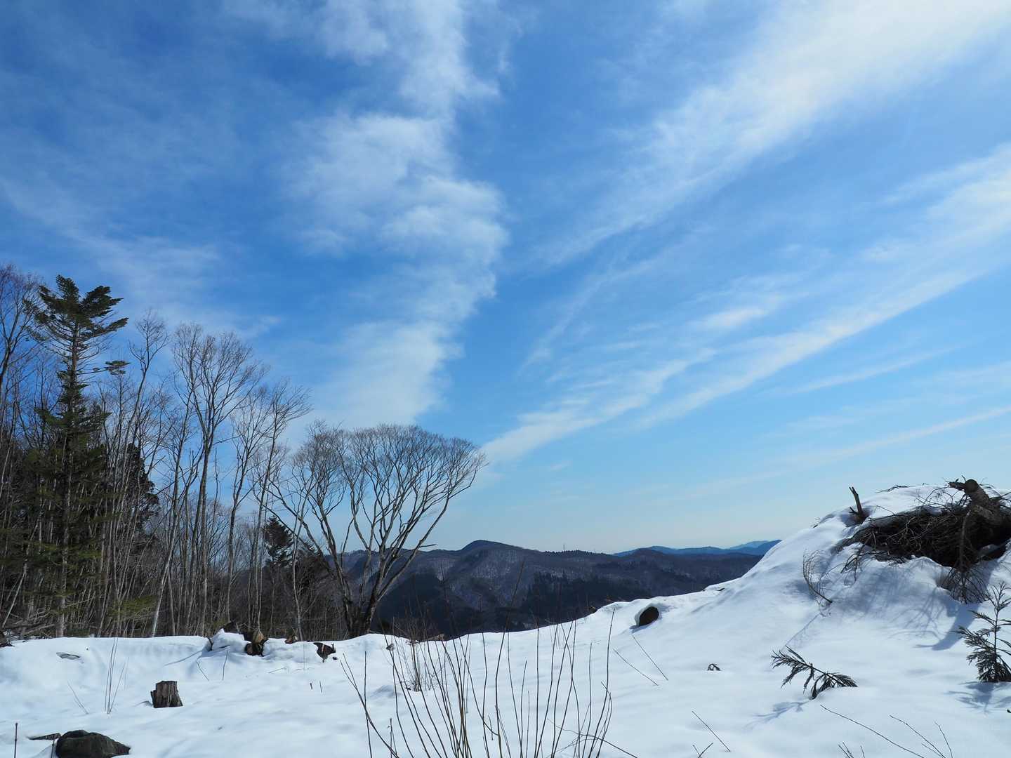 グラニュー糖の様なきれいな雪に、青空と雲、それに遠くの山、癒されますね～