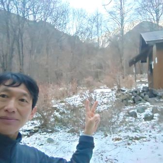 我ながらよく頑張りました！

今回は歩きだけではない登山を初めてソロでやってみて、一応、ロープソロの準備はしていきましたが、面倒なので結局使わず、全てフリーソロで登ってしまいました。
登っているときは、いつもよりアックスやアイゼンが刺さる感覚が敏感に感じられ、また強風の中のホワイトアウトでも、いつもより集中していた気がしています。

一方で、思い返すと、
「あの時、実は危なかったかも。。」
と思える場面がいくつかあり、またいつも以上にヘロヘロにバテて（来週で51です。。）、体力が衰えていく中で、こんな登山を1人で続けることの危険性も感じ、これからどうするか、考えさせられる登山でした。

と言うことで、山のパートナー募集中ですので、皆さまよろしくお願いします！