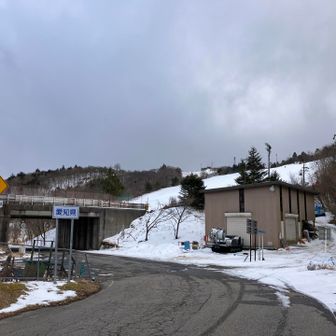 小屋の横から山の中を歩いていくのかな？と思いきや…