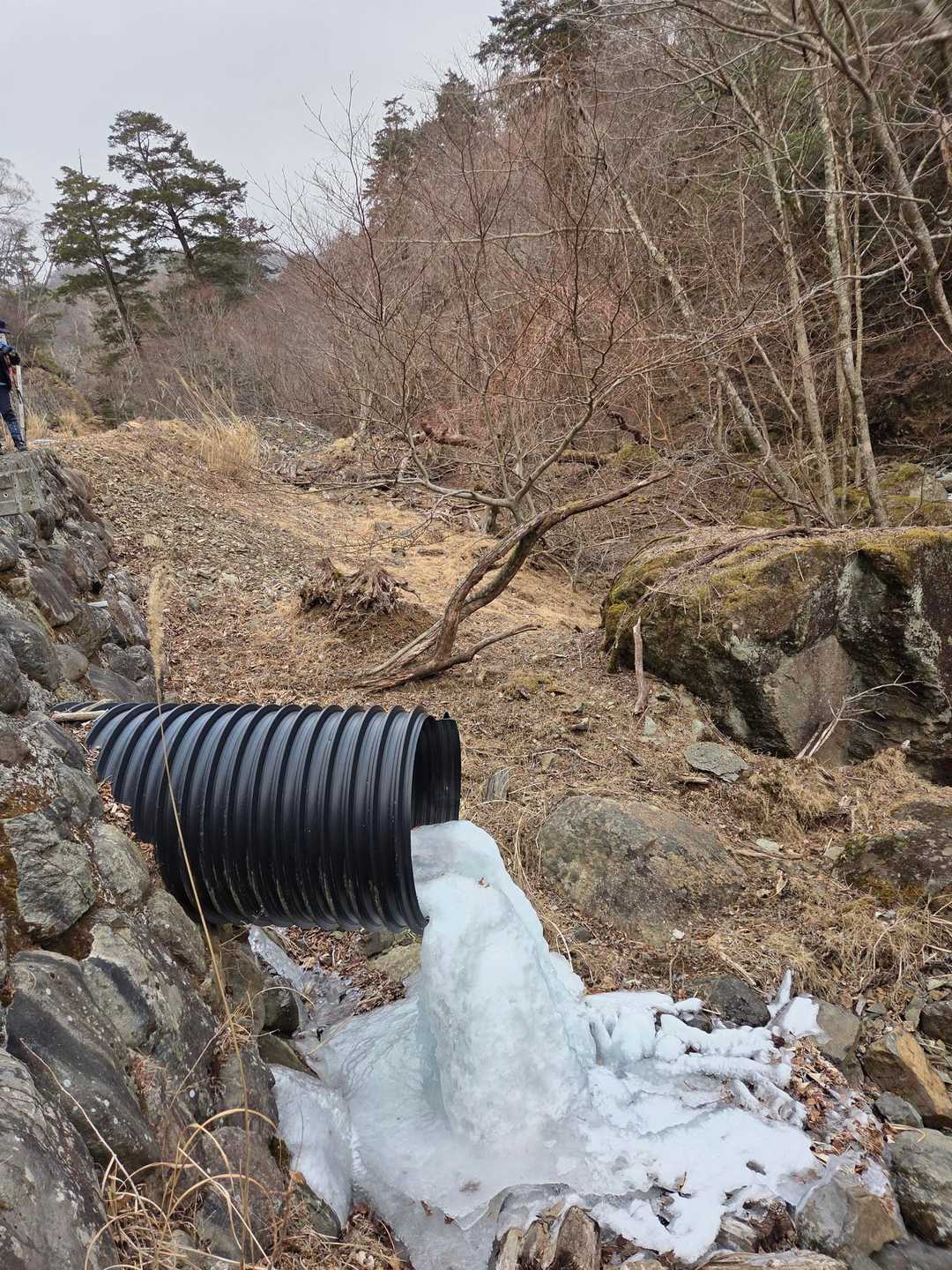 なんとかかんとか
下りてきました🏃‍♂️🏃‍♀️🏃‍♂️💨

☝️コレもプチ氷瀑🧊