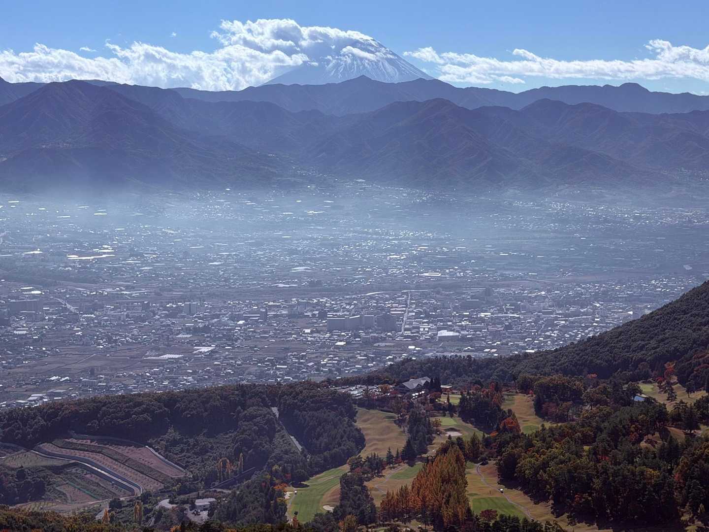 岩場からの展望👍
富士🗻が顔を出しました