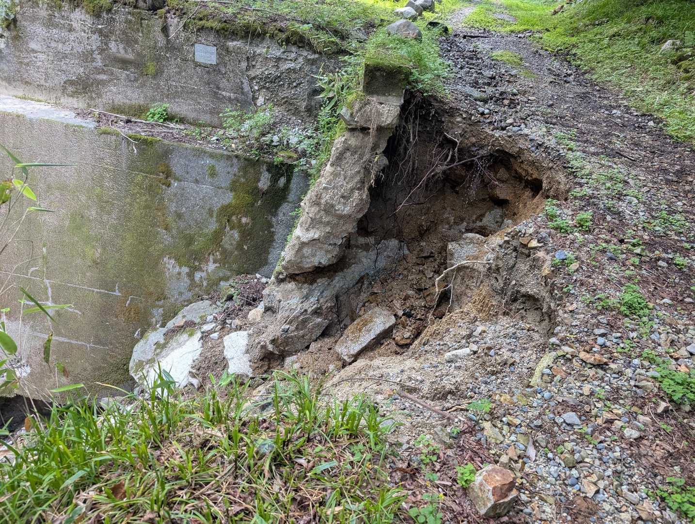 道が崩落していた。