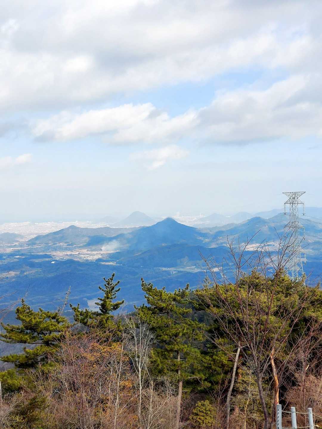 展望台からの景色⑤
手前に城山～猫山～大高見峰の連なり。
その向こうに讃岐富士こと飯野山。