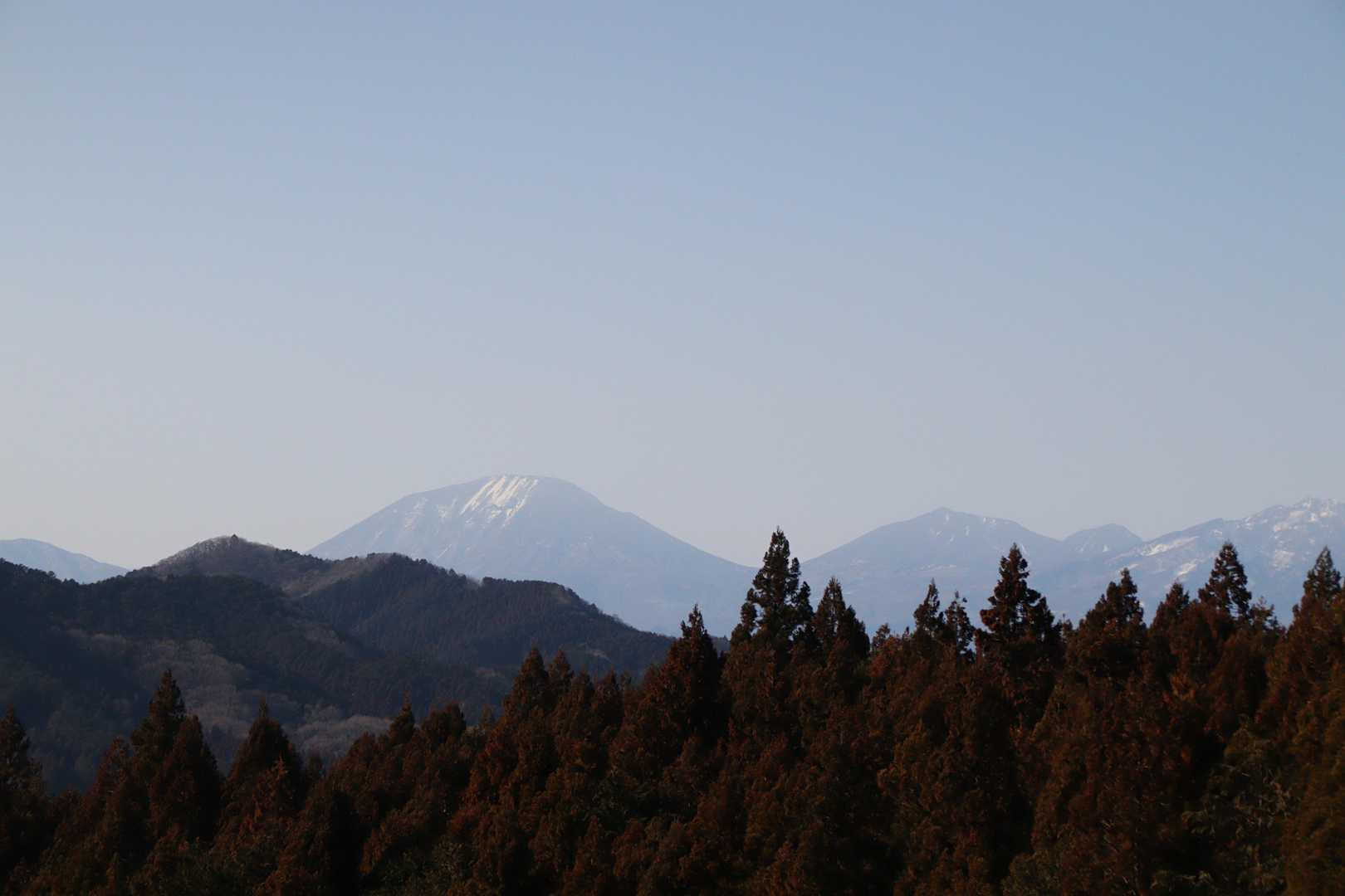丘の上から日光連山を望む。