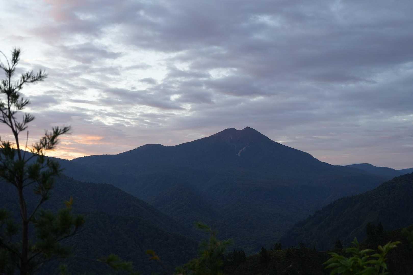 燧ヶ岳のシルエットが浮かび上がる