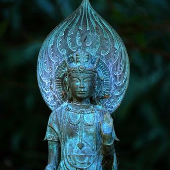 黄梅院　観音堂横の観音像