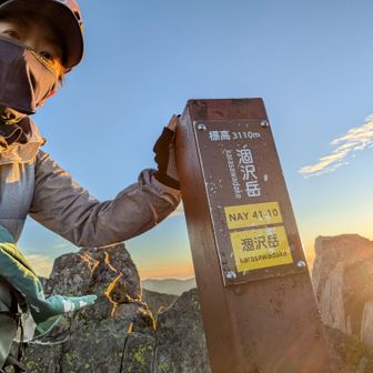 涸沢岳⛰️凄い風です
頂上は狭く、怖かったけど360°景色は素晴らしい✨️