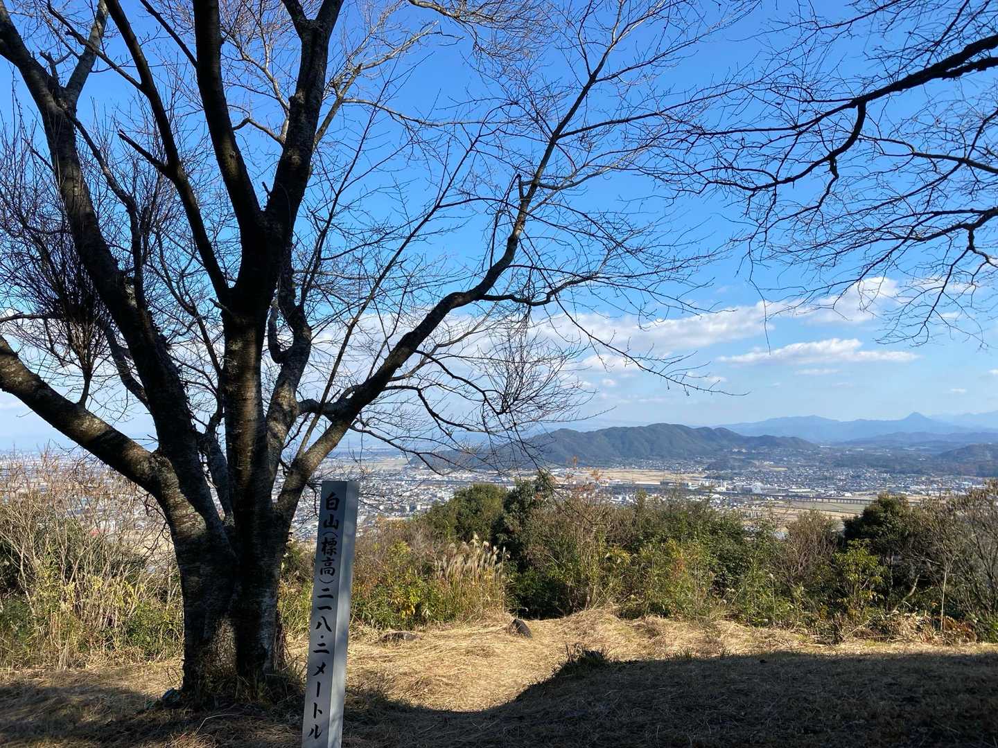 山頂より
正面に雁回山

眺めなかなか良いです。
北側には金峰山や熊本港も綺麗に見えてました。
