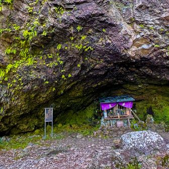 
ココに祀られてる不動明王じゃなく、
ずいぶん前…このコースの岩肌で、不動明王を観た
岩に掘られてるにはリアル過ぎた
目ん玉も 身体も動いた…
疲れてなかったから幻覚でも無い
それから不動明王に興味を持って、調べた
天台宗 真言宗とか密教まで勉強した
だからレンジャーは結構仏教密教に詳しい
けど、たいして信心深くは無い😁💦
