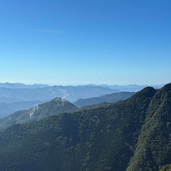 伯母谷覗
台高山脈から尾鷲・熊野の山々が広がる。
雨上がりで遠景が良く見える。