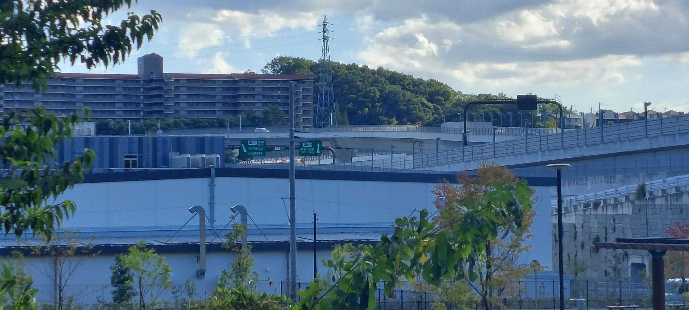 高槻JCTが見えた🛣️
ICも併設なので、ここから名神にも新名神にも行ける🚗