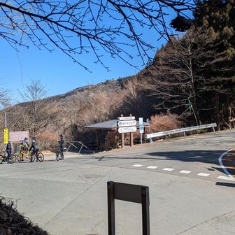 堂平山・笠山（乳房山）・大霧山 何度も車道に出ます
あ！🚵部隊だ
峠ハンターかな