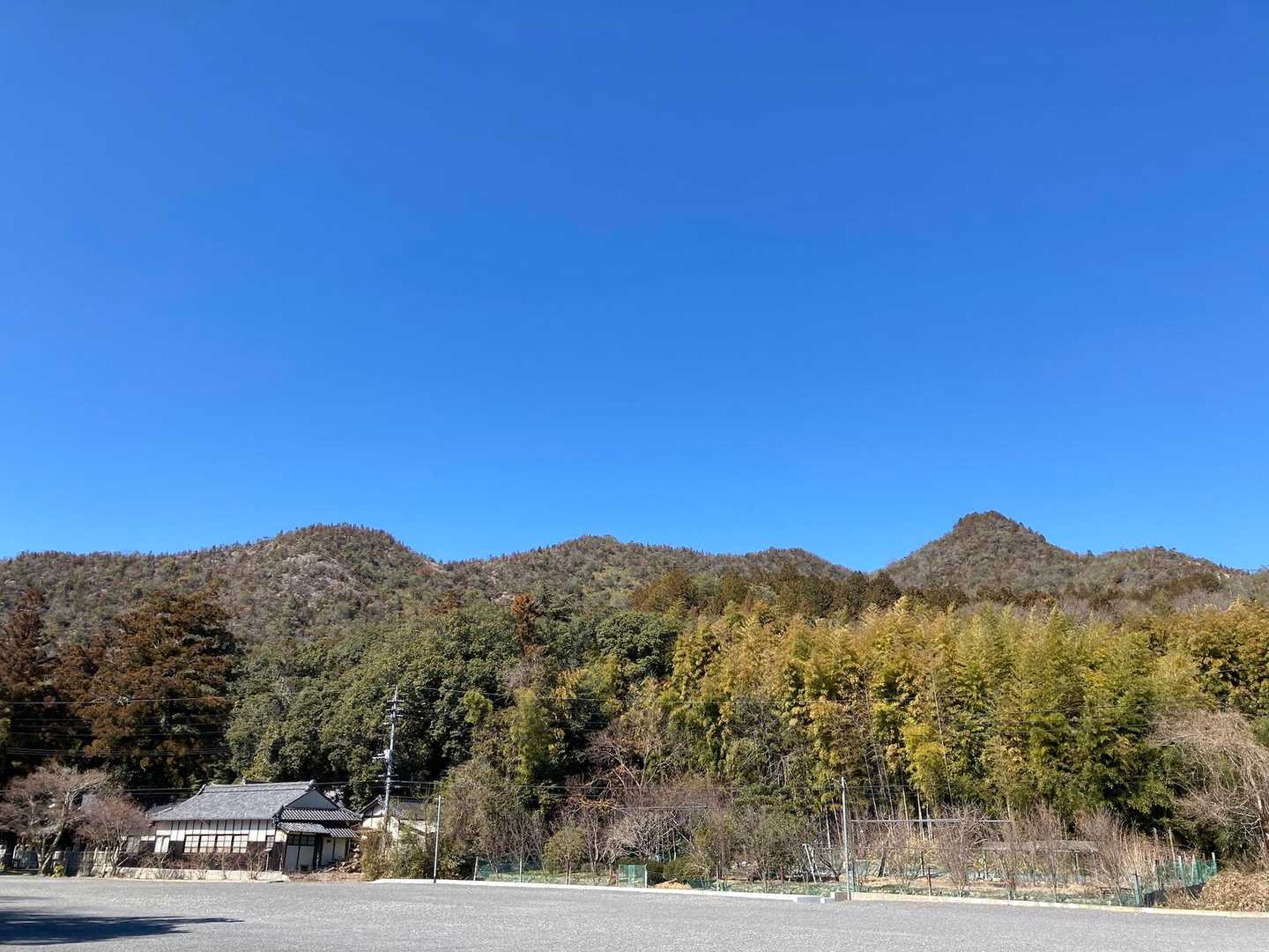 由香神社から歩いてきた山々を望む