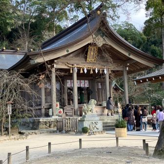 竈門神社本殿。これくらい小さければ、人物が写っても良い？