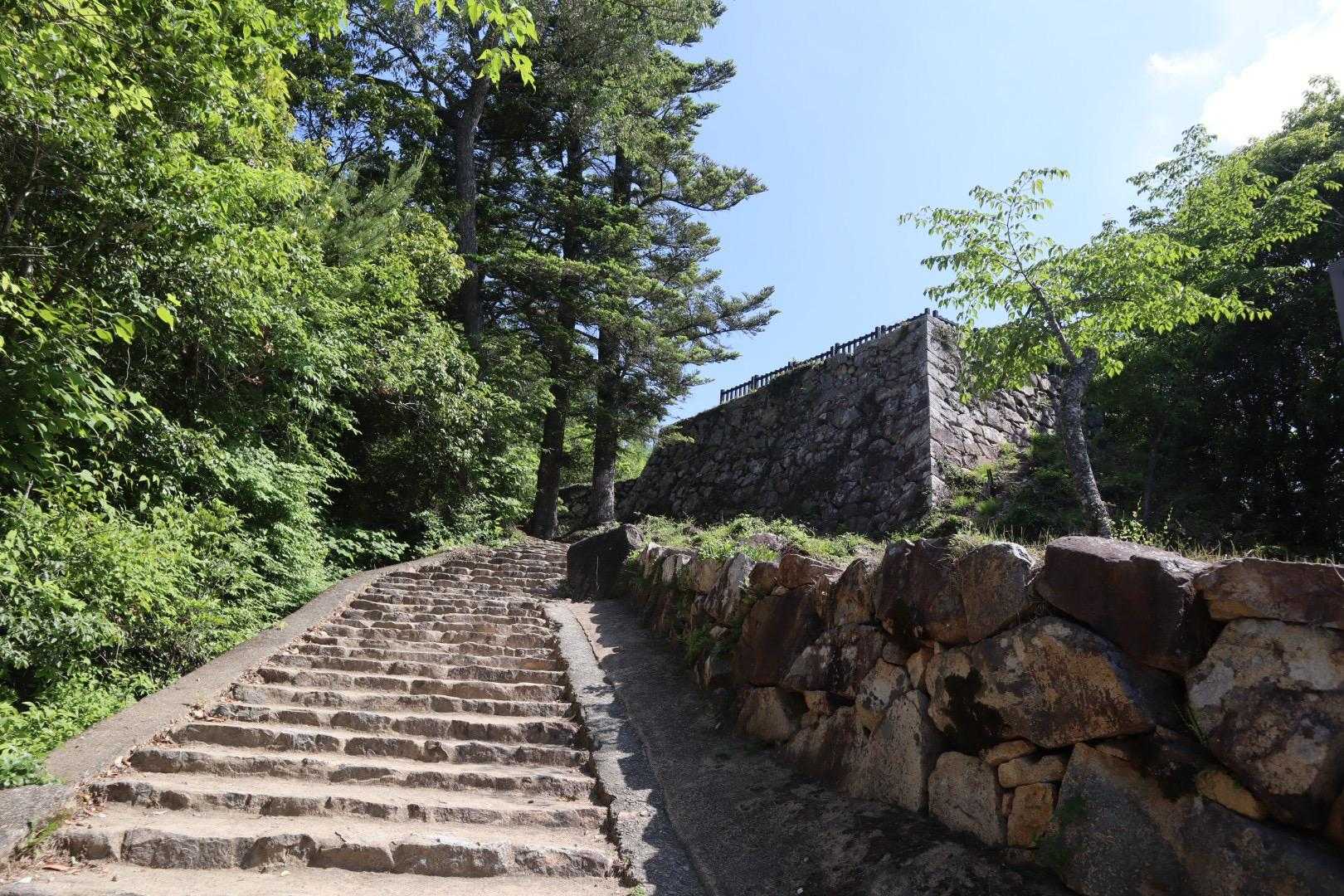 お城の石段