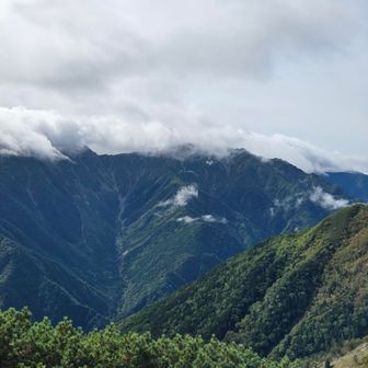 振り返れば荒川三山が雲の中