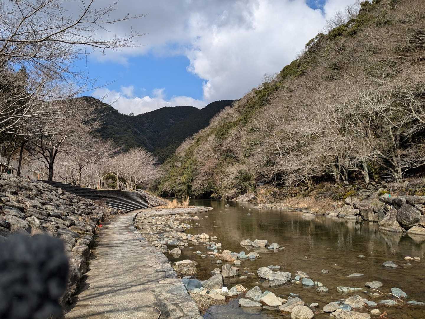 八木山川を暫く進むと