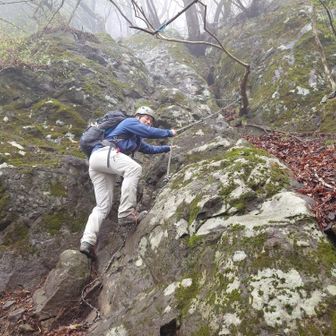 岩場を登る際の注意点をレクチャーしていただいてる所